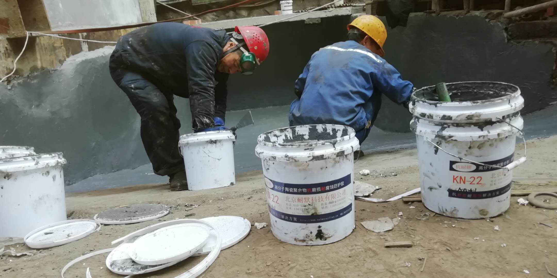 脫硫廢水池防腐施工中 脫硫廢水池防腐施工中