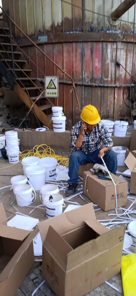 KN22吸收塔防腐材料施工現場 KN22吸收塔防腐材料施工現場