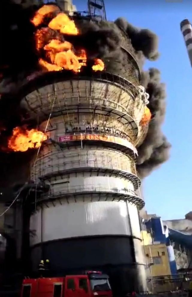 吸收塔防腐材料施工引發的火災 吸收塔防腐材料施工引發的火災