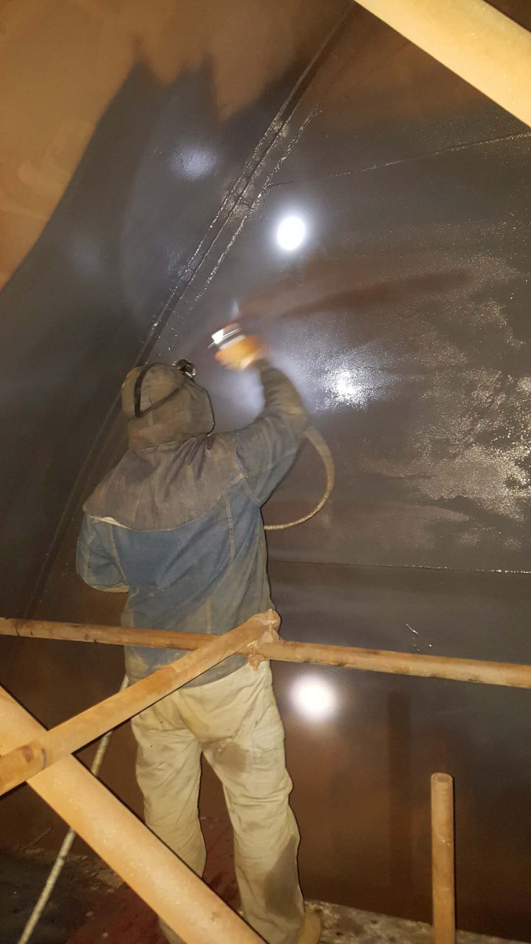 Kn22脫硫塔防腐材料噴涂施工中 Kn22脫硫塔防腐材料噴涂施工中