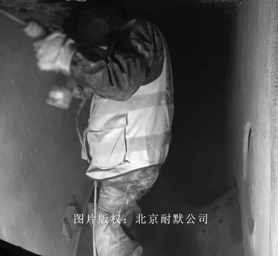 工人拿沖擊鉆去掉脫硫塔防腐材料 工人拿沖擊鉆去掉脫硫塔防腐材料